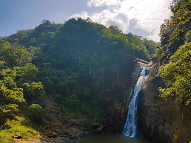 Dunhinda Falls — photograph 2