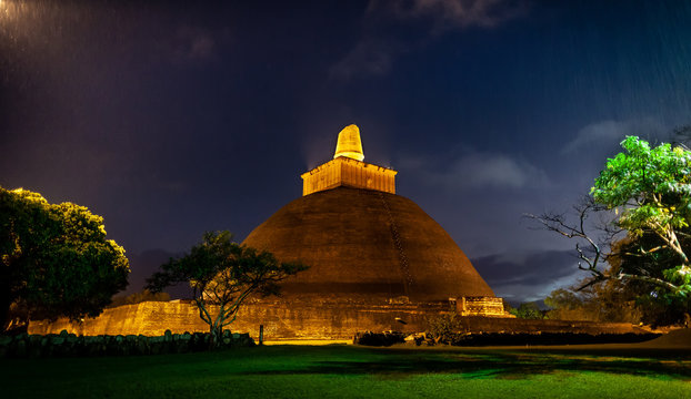 Abhayagiri Stupa