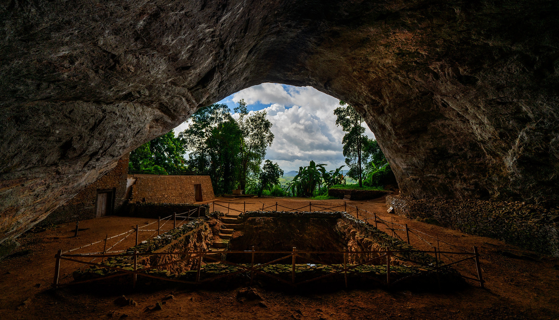 Batadombalena Cave — photograph 3