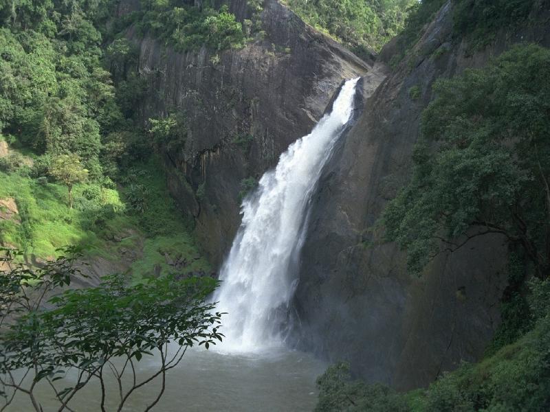 Dunhinda Falls — photograph 2