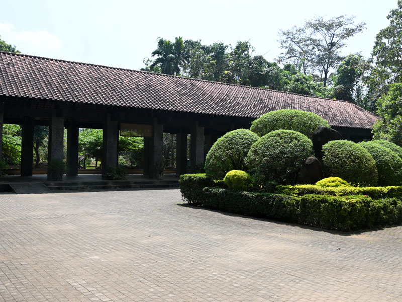 Pinnawala Open Zoo — photograph 1