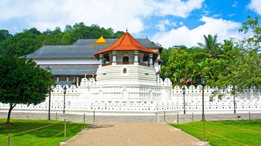 Temple of the Sacred Tooth Relic — photograph 4